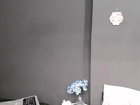 Snapshot of CREAMYCUPCAKExxx chatting on 11.04.25 CREAMYCUPCAKExxx online show from 11.04.25