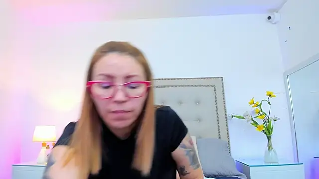 Snapshot of IsisDuzan chatting on 03.08.25 IsisDuzan online show from 03.08.25