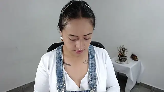 jjulietha95 online show from 04.27.26