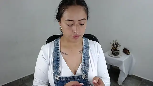 jjulietha95 online show from 04.28.26