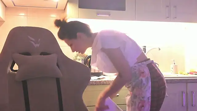 April o Nill online show from 12.20.25