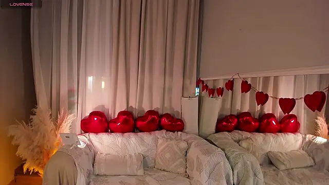 Snapshot of _Rose_Charming_ chatting on 02.16.25 Rose Charming online show from 02.16.25