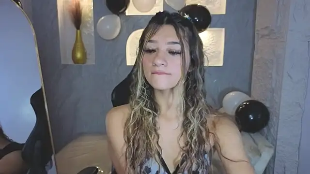 Snapshot of Laurita_b chatting on 12.20.25 Laurita b online show from 12.20.25