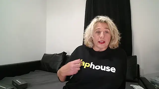 Snapshot of CamillaCreampie chatting on 10.15.25 CamillaCreampie online show from 10.15.25