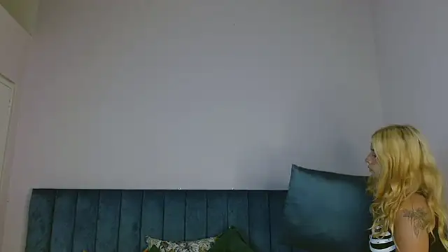 Snapshot of april_bunnyy chatting on 01.18.25 april bunnyy online show from 01.18.25