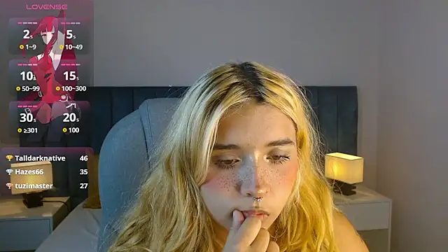 Snapshot of april_bunnyy chatting on 02.18.25 april bunnyy online show from 02.18.25
