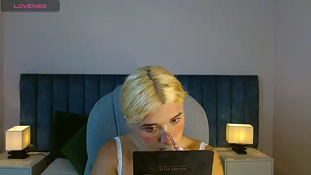 Snapshot of april_bunnyy chatting on 03.01.25 april bunnyy online show from 03.01.25