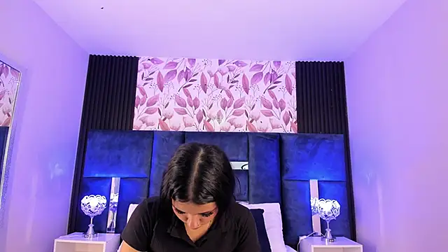 Larabrooks online show from 10.13.25