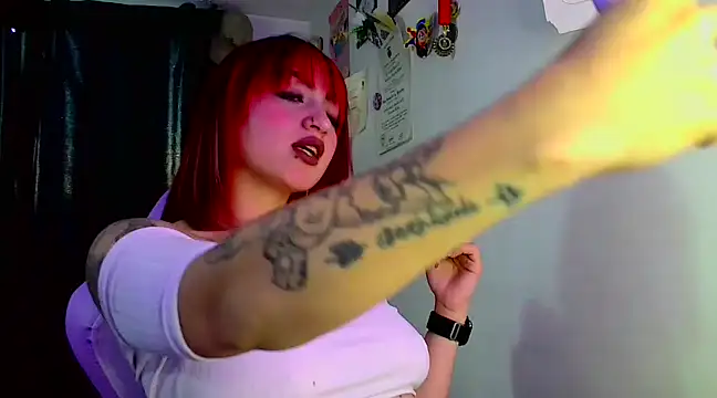 Snapshot of lucycherry__ chatting on 02.10.25 lucycherry   online show from 02.10.25