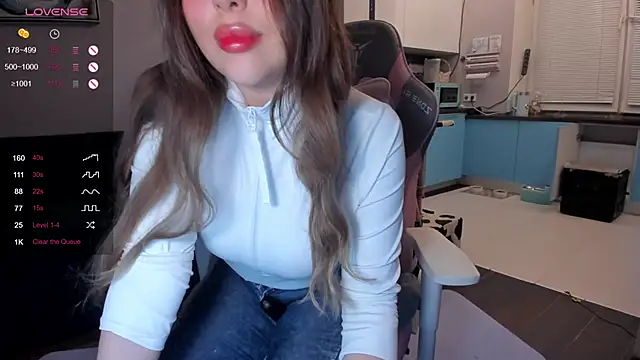 Snapshot of wwildfox chatting on 03.06.25 wwildfox online show from 03.06.25