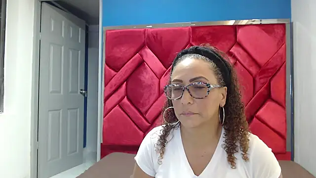 EvaMills1 online show from 02.12.25