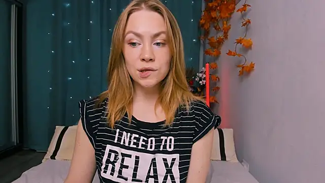 Snapshot of InsatiableFoxX chatting on 10.17.25 InsatiableFoxX online show from 10.17.25