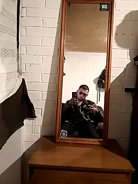 Snapshot of Suggarwhite18CM chatting on 11.11.25 Suggarwhite18CM online show from 11.11.25