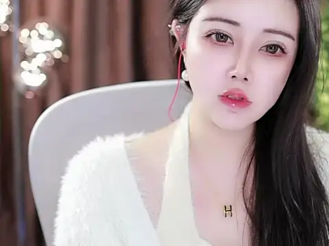 Qiaoqiao  online show from 01.08.25