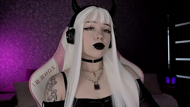 Snapshot of meowceline chatting on 06.18.26 meowceline online show from 06.18.26