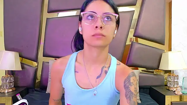 Snapshot of NicoleEsposito chatting on 02.02.26 NicoleEsposito online show from 02.02.26