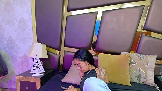 Snapshot of NicoleEsposito chatting on 02.18.26 NicoleEsposito online show from 02.18.26