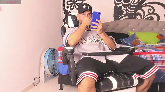 Snapshot of BruceNixon chatting on 10.01.25 BruceNixon online show from 10.01.25