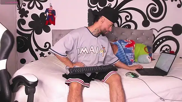 Snapshot of BruceNixon chatting on 10.04.25 BruceNixon online show from 10.04.25