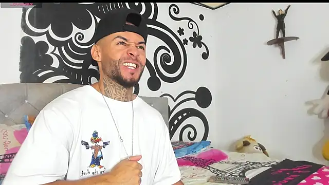 Snapshot of BruceNixon chatting on 10.08.25 BruceNixon online show from 10.08.25