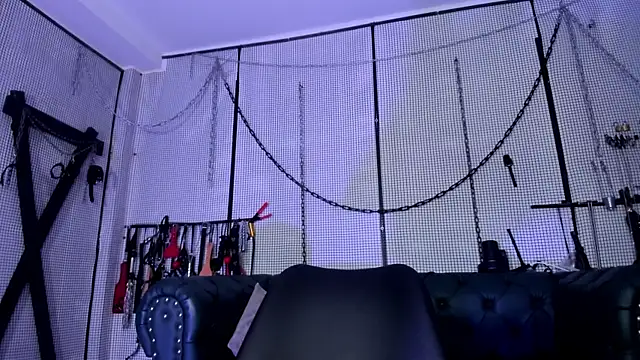 Snapshot of yey_bdsm chatting on 10.29.25 yey bdsm online show from 10.29.25