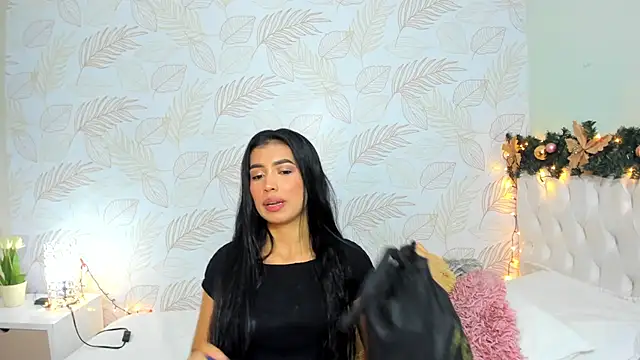 Snapshot of TianaReedd chatting on 12.14.24 TianaReedd online show from 12.14.24