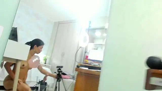 Snapshot of TianaReedd chatting on 12.19.24 TianaReedd online show from 12.19.24