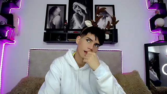 Snapshot of Tayson_Rivers chatting on 12.14.24 Tayson Rivers online show from 12.14.24