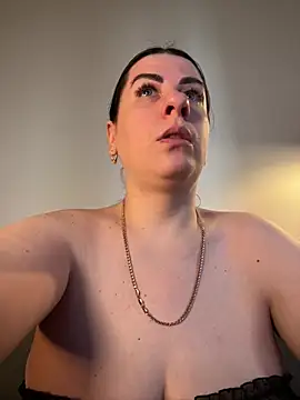 Snapshot of Evelinia chatting on 03.04.25 Evelinia online show from 03.04.25