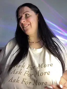 Snapshot of Evelinia chatting on 09.25.25 Evelinia online show from 09.25.25