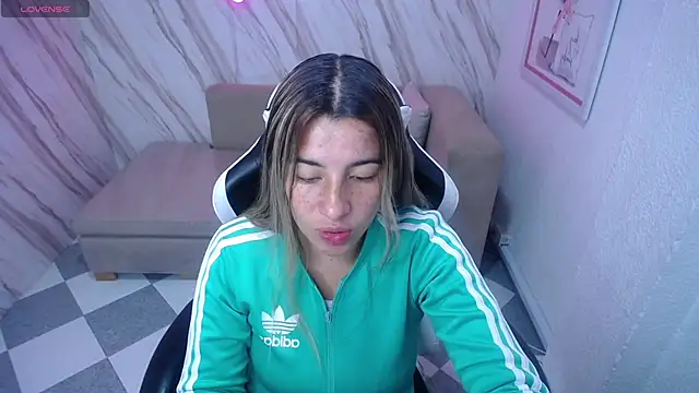 Snapshot of Valerie_b chatting on 02.13.25 Valerie b online show from 02.13.25