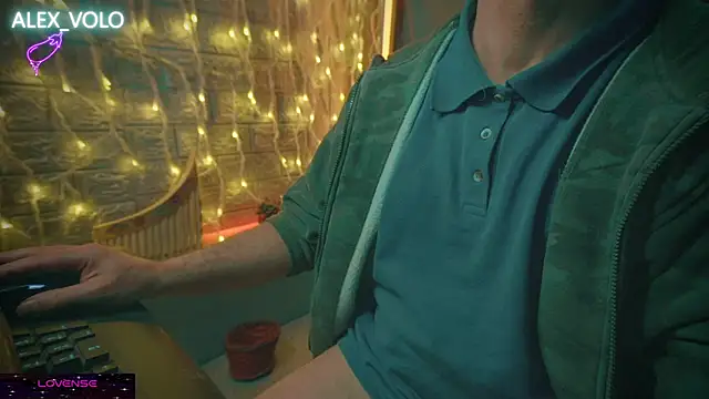 Snapshot of alex-volo chatting on 12.20.24 alex-volo online show from 12.20.24