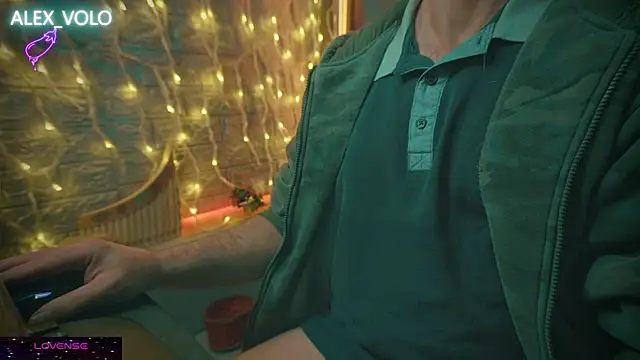 Snapshot of alex-volo chatting on 12.22.24 alex-volo online show from 12.22.24