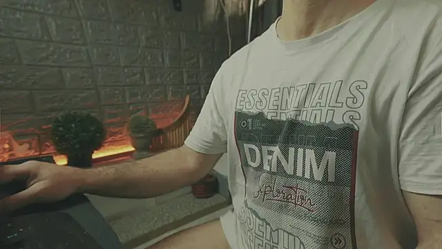 Snapshot of alex-volo chatting on 10.10.25 alex-volo online show from 10.10.25