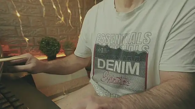 Snapshot of alex-volo chatting on 12.14.25 alex-volo online show from 12.14.25