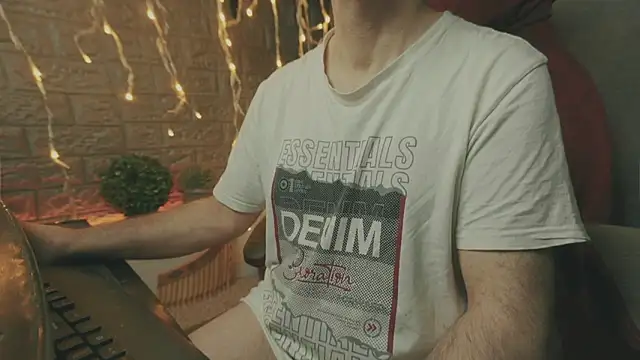 Snapshot of alex-volo chatting on 12.15.25 alex-volo online show from 12.15.25