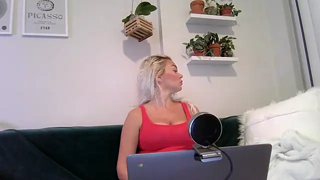 Snapshot of badblondebunny chatting on 12.16.25 badblondebunny online show from 12.16.25