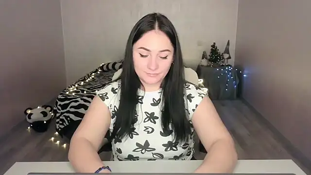Snapshot of Emelyblum chatting on 01.22.25 Emelyblum online show from 01.22.25