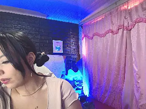 Snapshot of loren_tits24 chatting on 12.19.24 loren tits24 online show from 12.19.24
