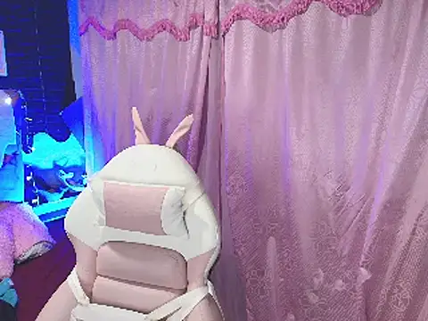 Snapshot of loren_tits24 chatting on 12.21.24 loren tits24 online show from 12.21.24