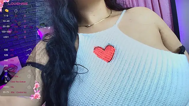 Snapshot of loren_tits24 chatting on 11.23.25 loren tits24 online show from 11.23.25