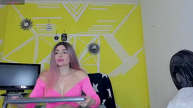 Nikolle Rouss online show from 12.05.25