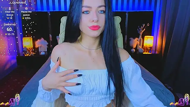 Snapshot of KitnissKiss chatting on 11.22.25 KitnissKiss online show from 11.22.25