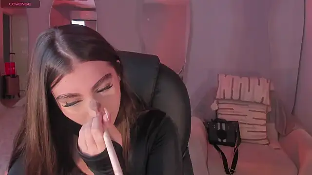 DolcieElliot online show from 02.18.25