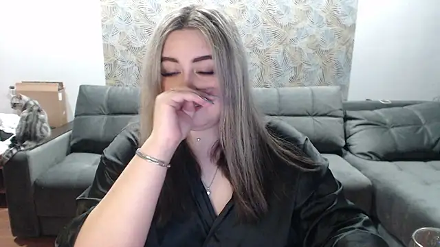 TiffaniYW online show from 12.04.24