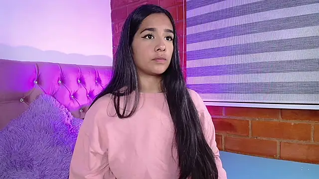 Snapshot of Maeena chatting on 12.11.24 Maeena online show from 12.11.24