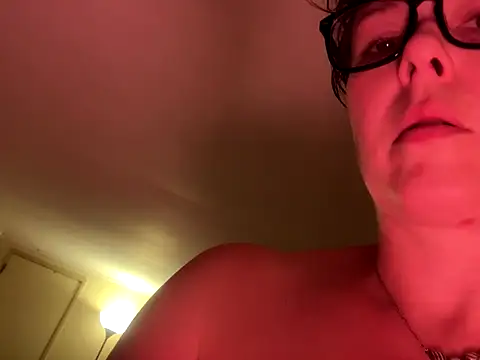 Snapshot of KatieBARBiE98 chatting on 11.26.25 KatieBARBiE98 online show from 11.26.25