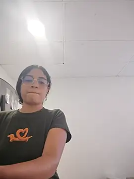 Snapshot of DAFNNEE_ROSS chatting on 10.29.25 DAFNNEE ROSS online show from 10.29.25