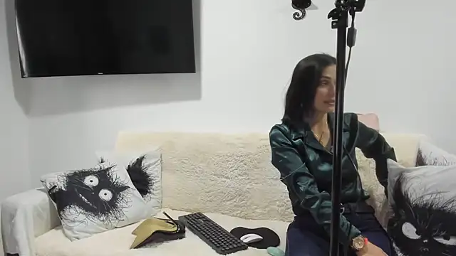 Emma Jnes online show from 03.05.25