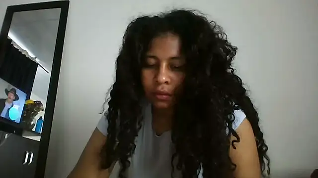 Snapshot of Ivon-09 chatting on 10.10.25 Ivon-09 online show from 10.10.25
